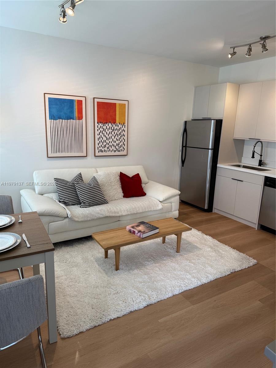 ELEVEN CONDO - Residential