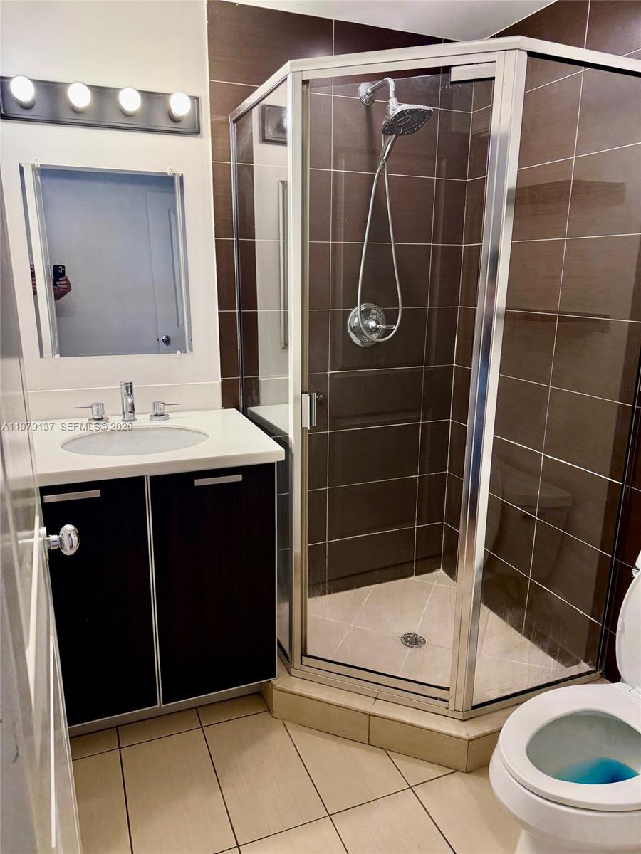 ELEVEN CONDO - Residential