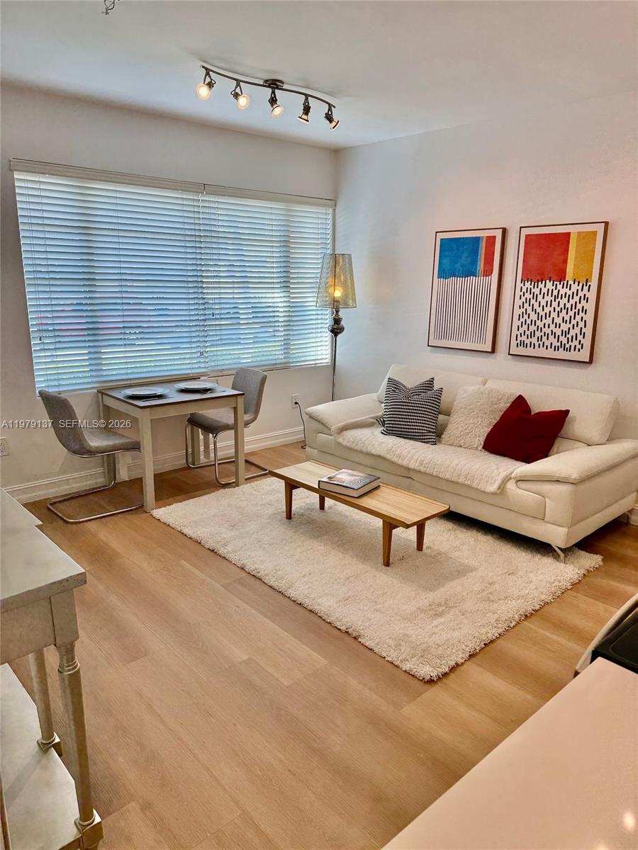 ELEVEN CONDO - Residential