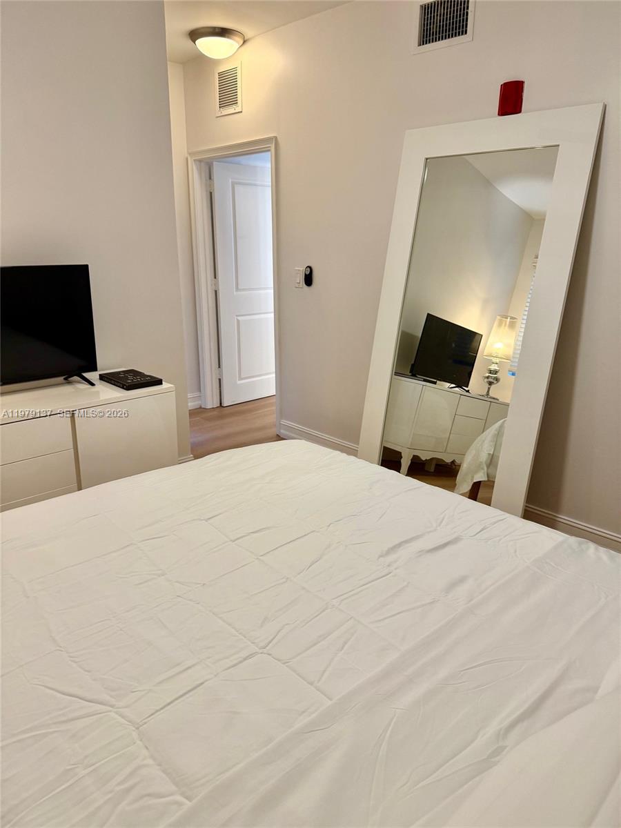 ELEVEN CONDO - Residential