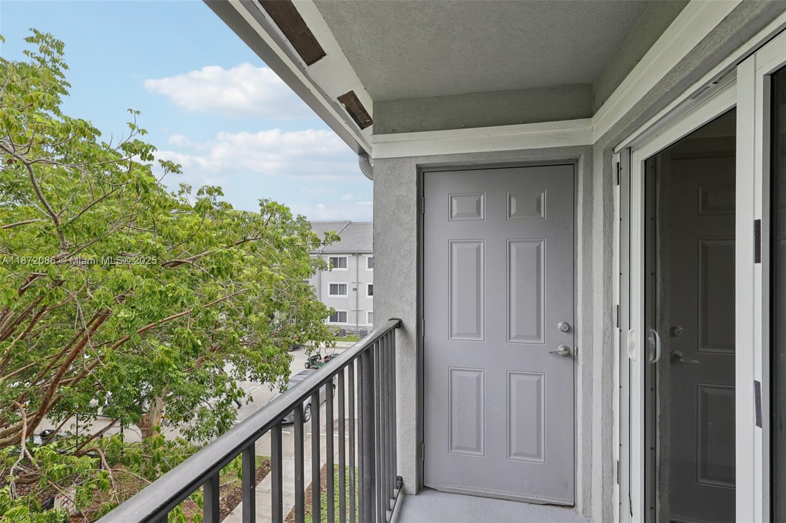 VISTA TRACE 3 CONDO - Residential