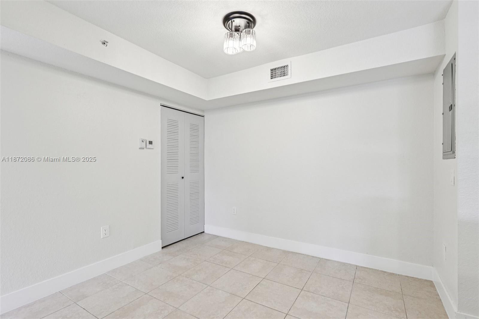 VISTA TRACE 3 CONDO - Residential