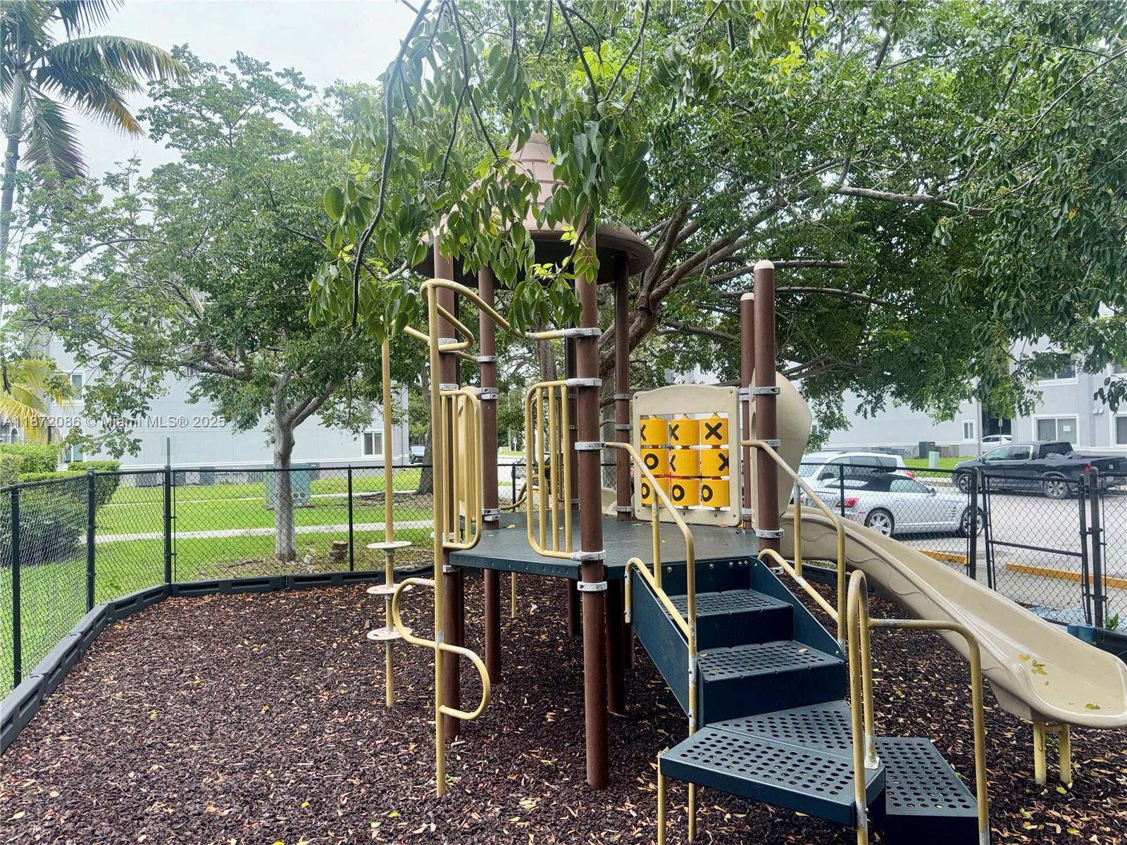 VISTA TRACE 3 CONDO - Residential