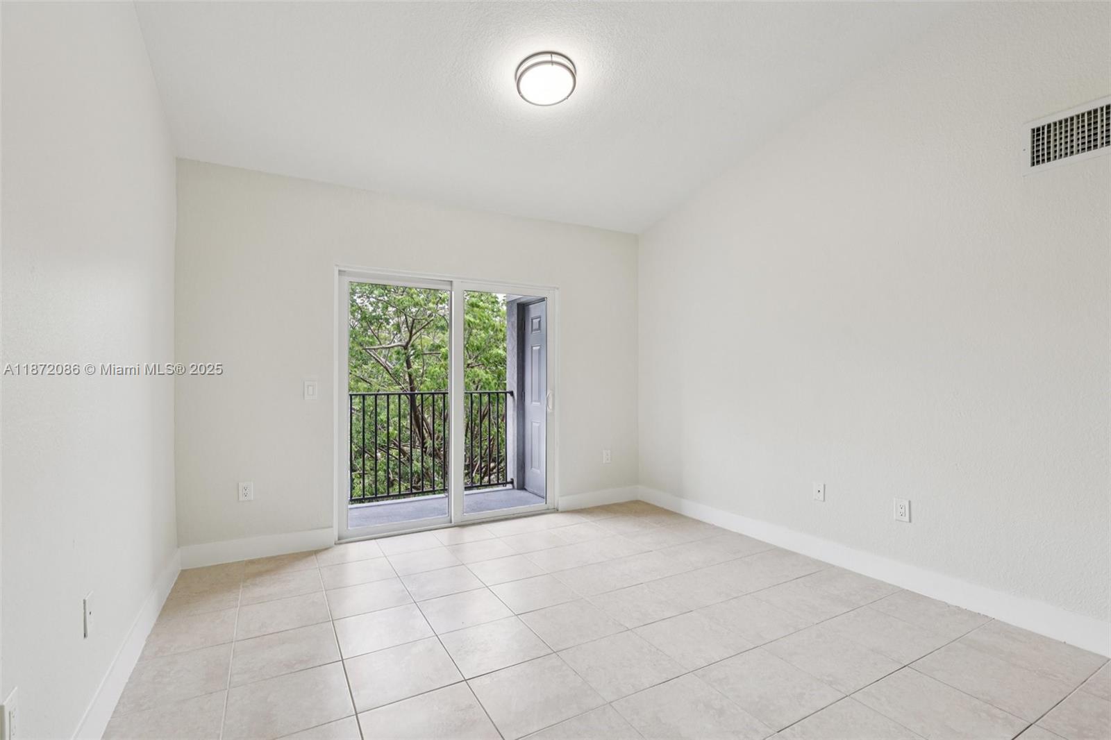 VISTA TRACE 3 CONDO - Residential