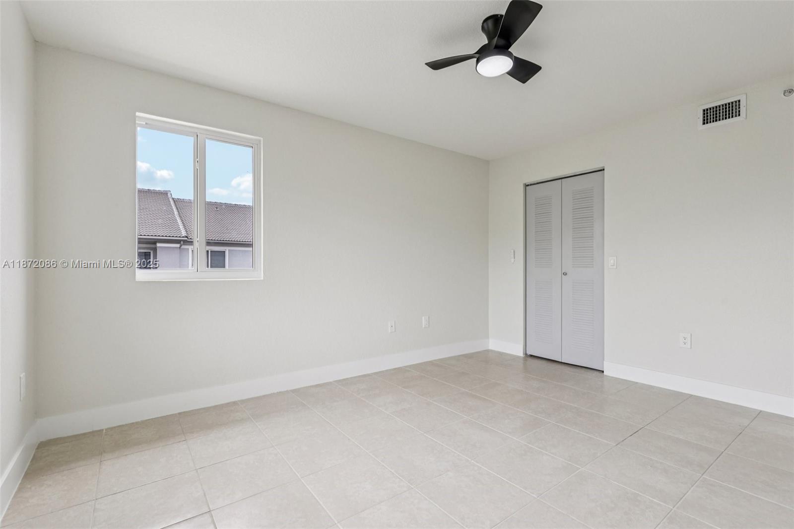 VISTA TRACE 3 CONDO - Residential