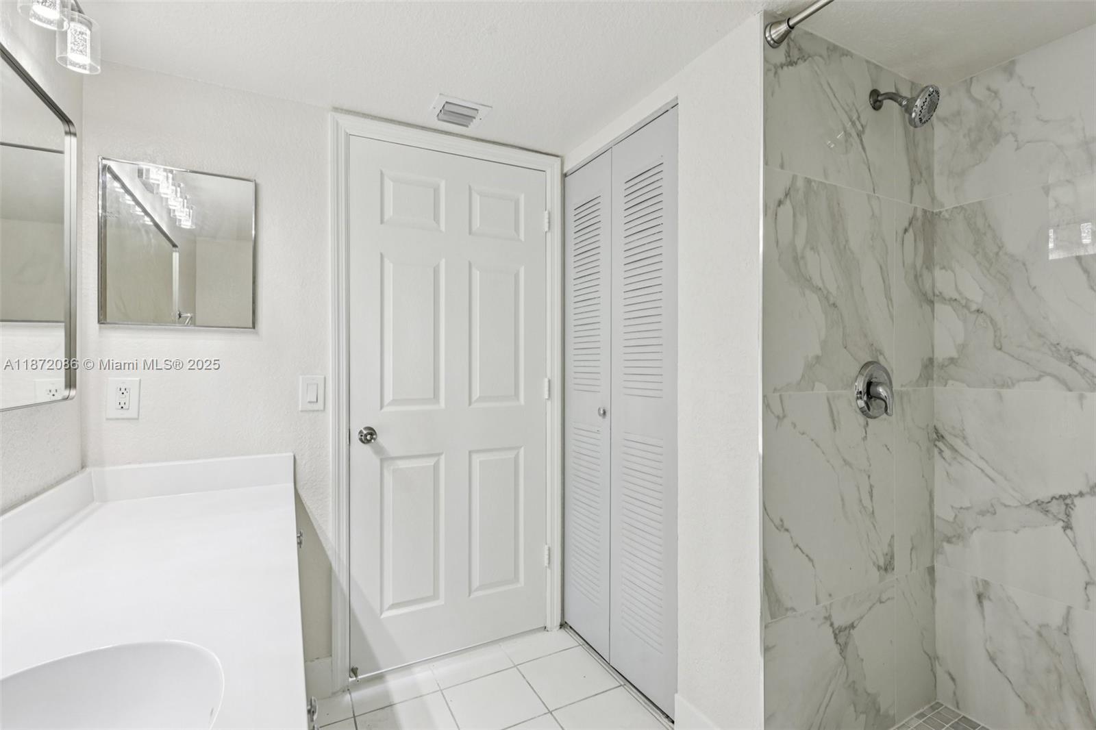 VISTA TRACE 3 CONDO - Residential