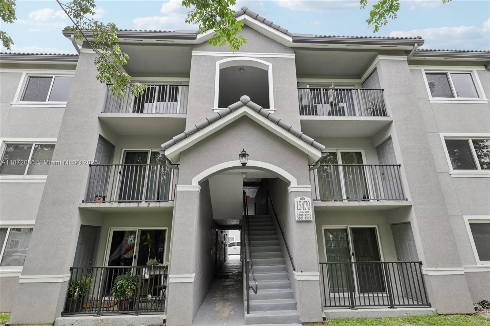 VISTA TRACE 3 CONDO - Residential