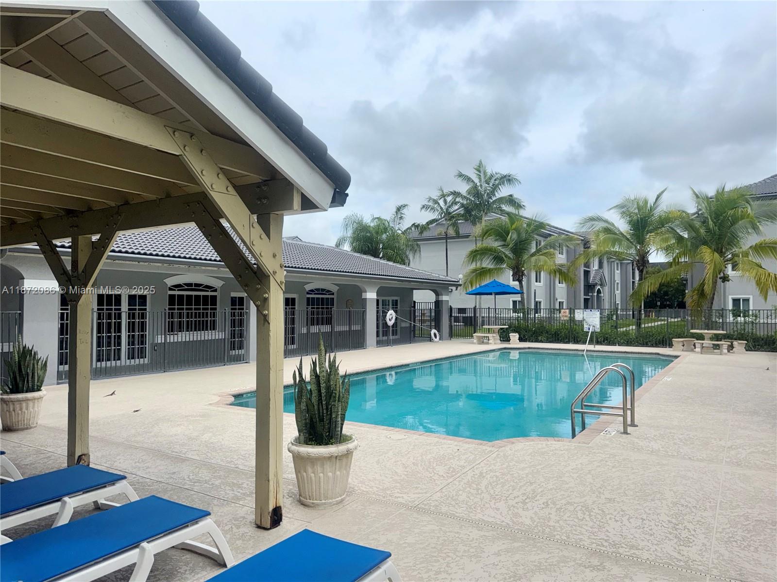 VISTA TRACE 3 CONDO - Residential