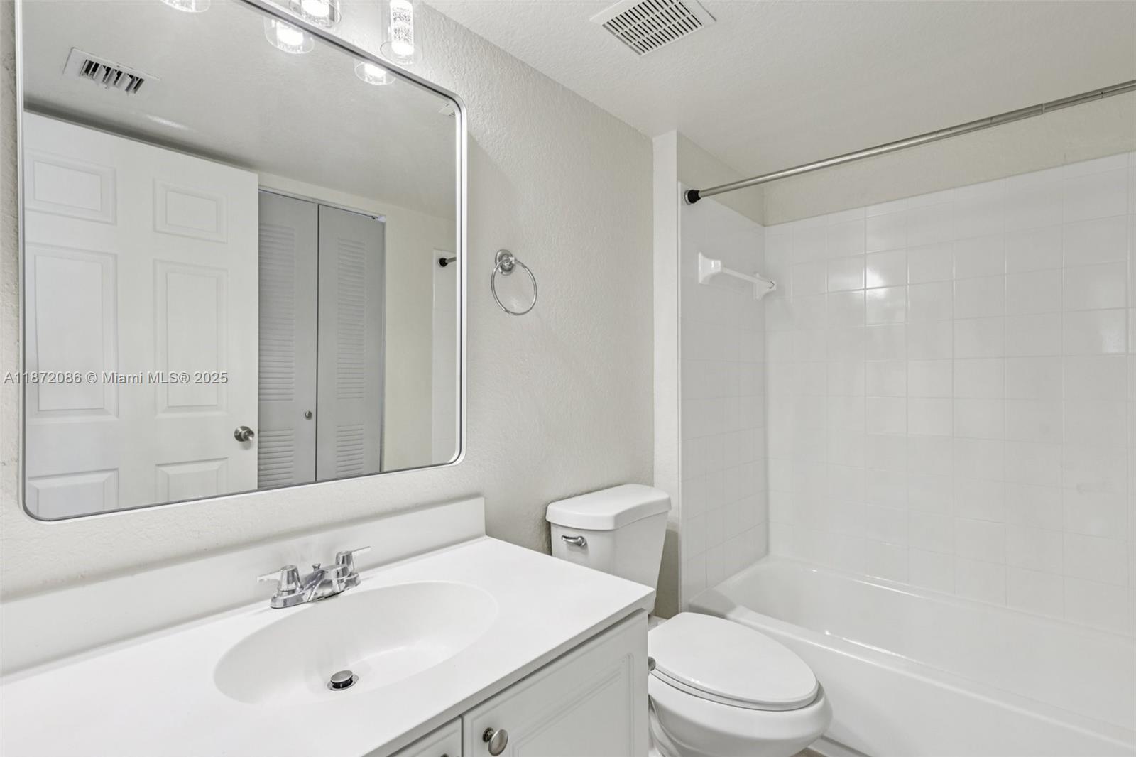 VISTA TRACE 3 CONDO - Residential