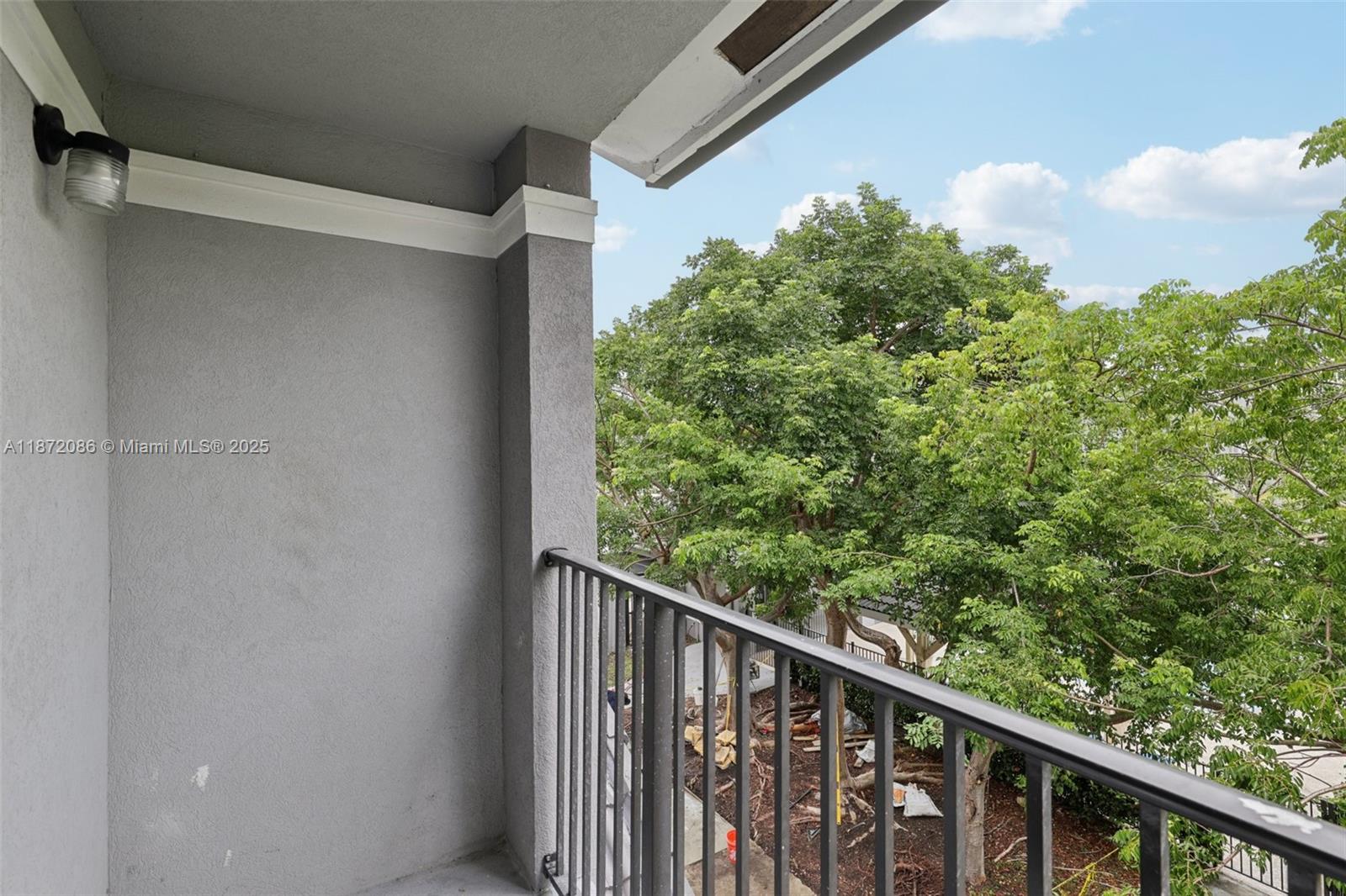 VISTA TRACE 3 CONDO - Residential