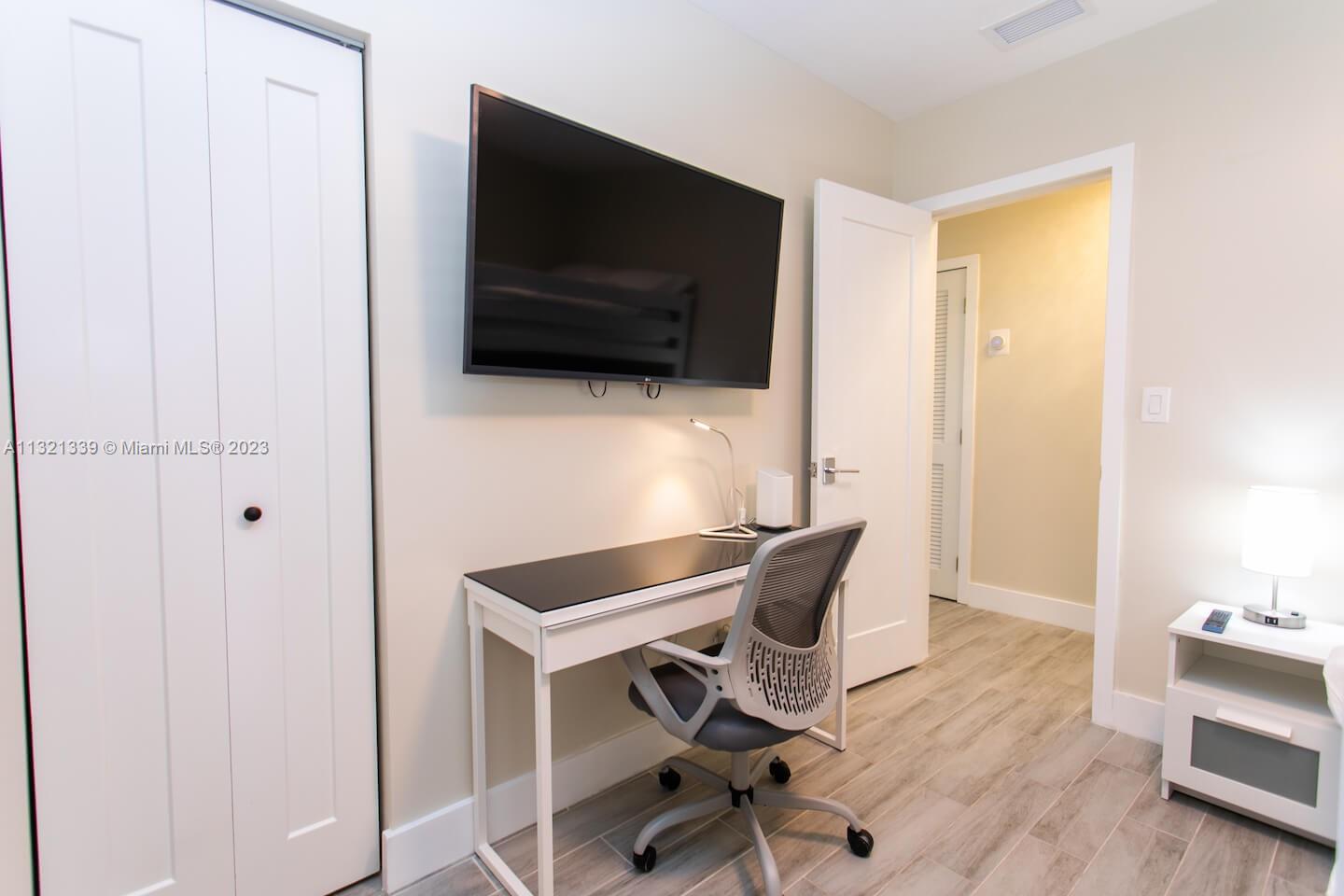 COUNTRY CLUB HOMES - Residential Lease