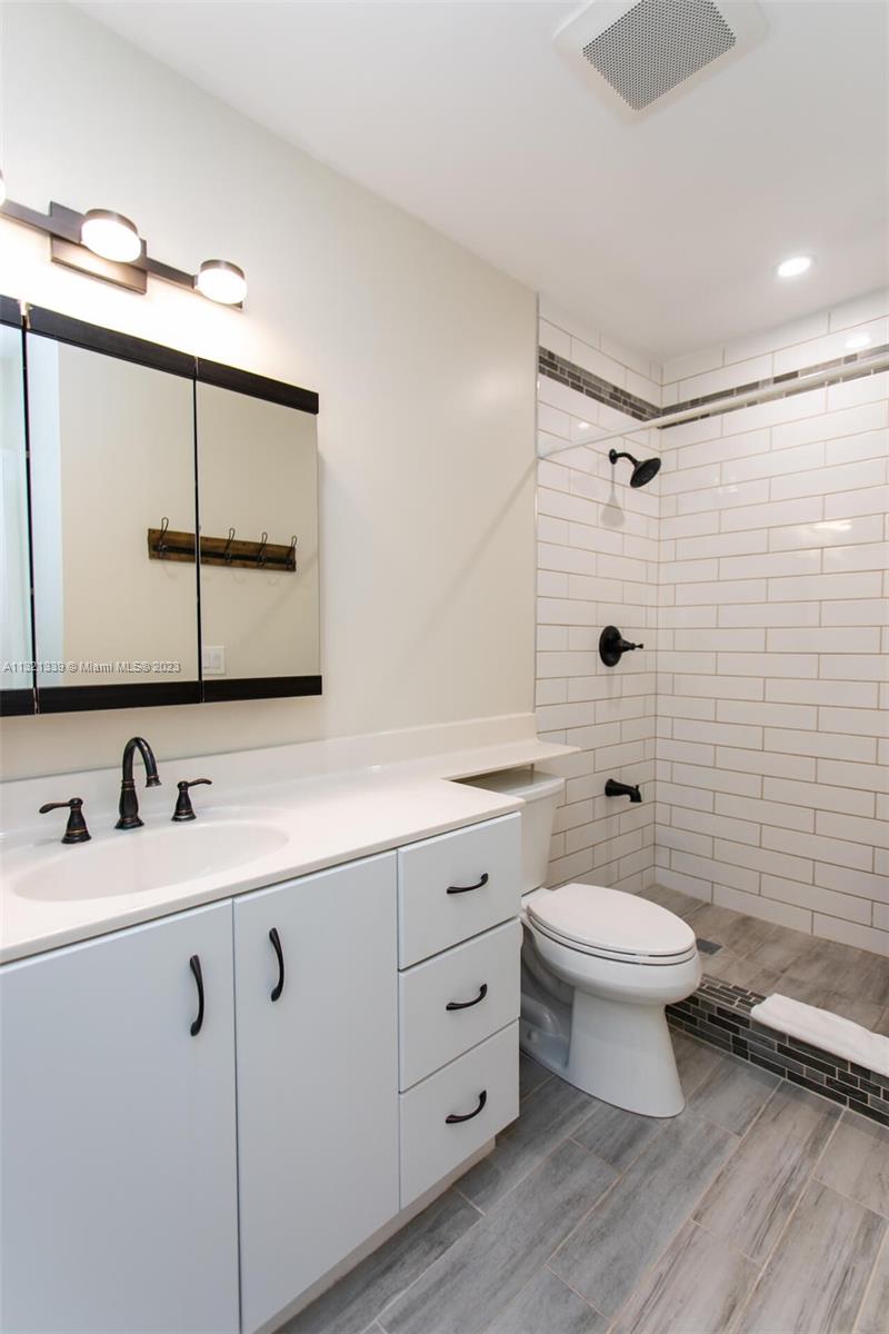 COUNTRY CLUB HOMES - Residential Lease