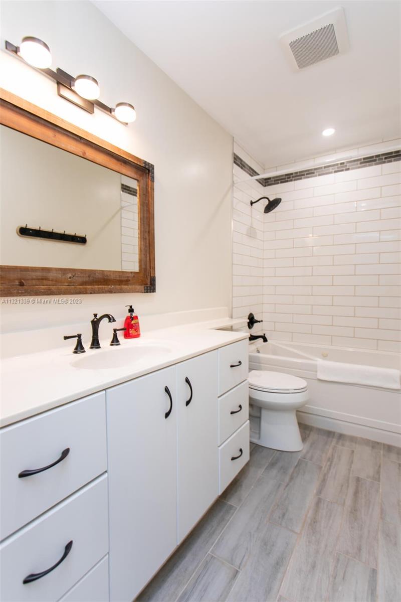 COUNTRY CLUB HOMES - Residential Lease