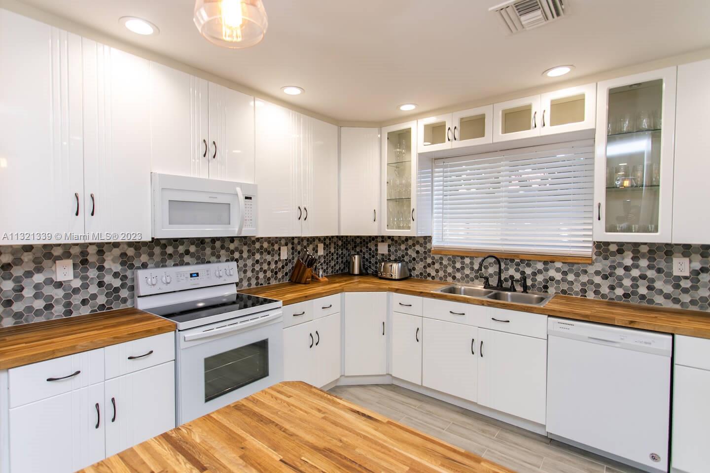 COUNTRY CLUB HOMES - Residential Lease