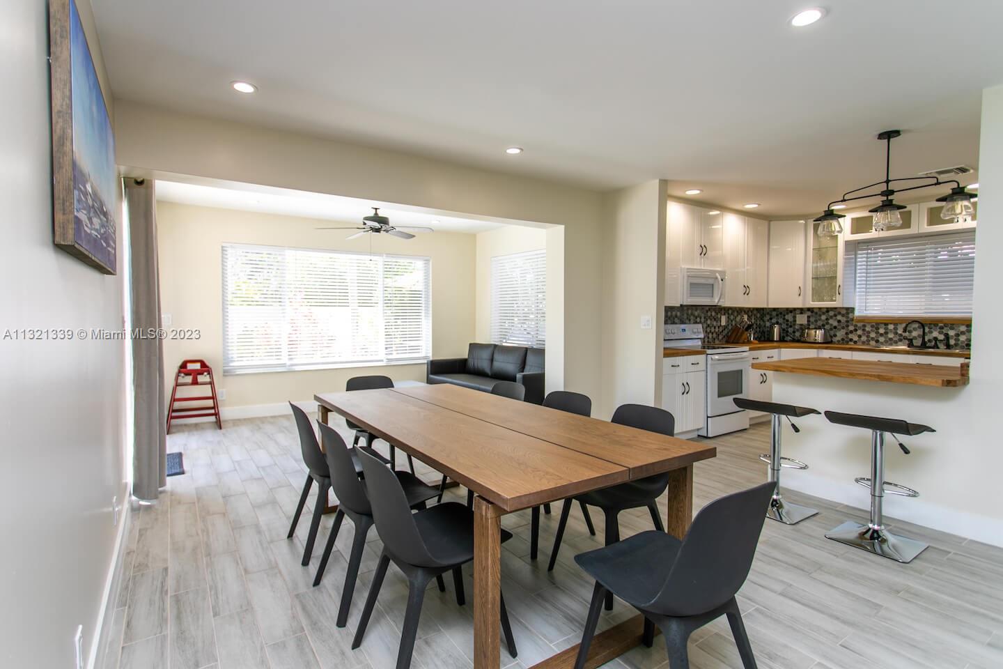 COUNTRY CLUB HOMES - Residential Lease