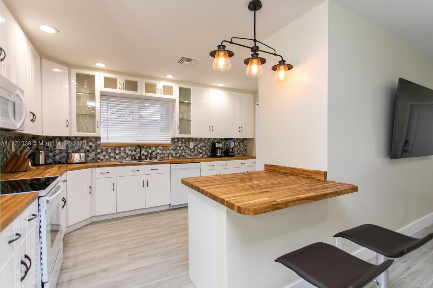 COUNTRY CLUB HOMES - Residential Lease