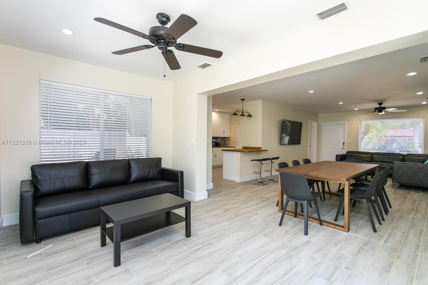 COUNTRY CLUB HOMES - Residential Lease