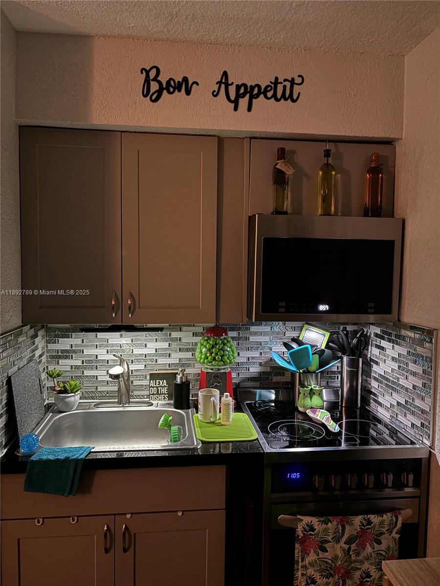 OAKLAND PARK SECOND ADD - Residential Lease