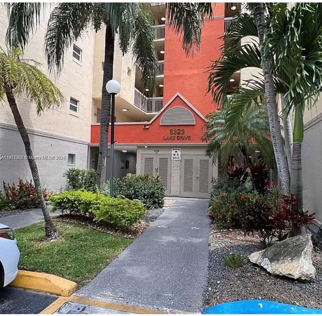 Pleasant and comfortable 1-bedroom, 1-bathroom apartment, balcony with a view of the pool area, it has new air conditioning, a large capacity washer and dryer inside the apartment. The complex has tennis courts, racquetball, a pool, and a jacuzzi. Easy access via the Palmetto Expressway and just minutes from Dolphin Mall and International Mall.