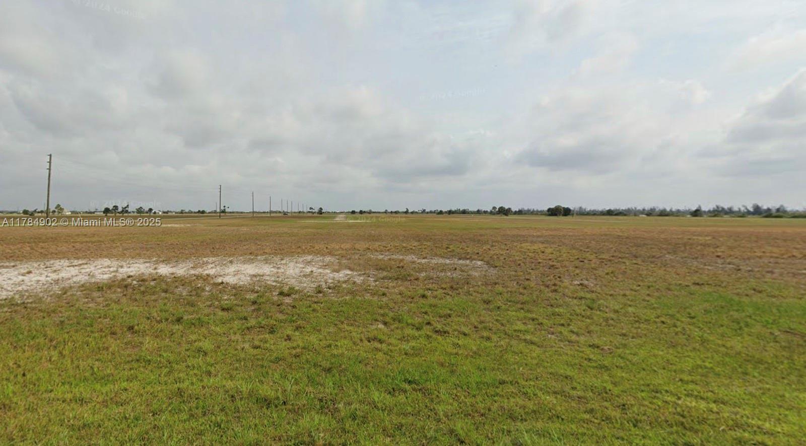 BUILD your DREAM HOME in this tropical PARADISE!!! Enjoy the tranquility and calm of this BEAUTIFUL place
Eight minutes of Gasparilla Island and Bocagrande Beaches, restaurants, parks, and much more...