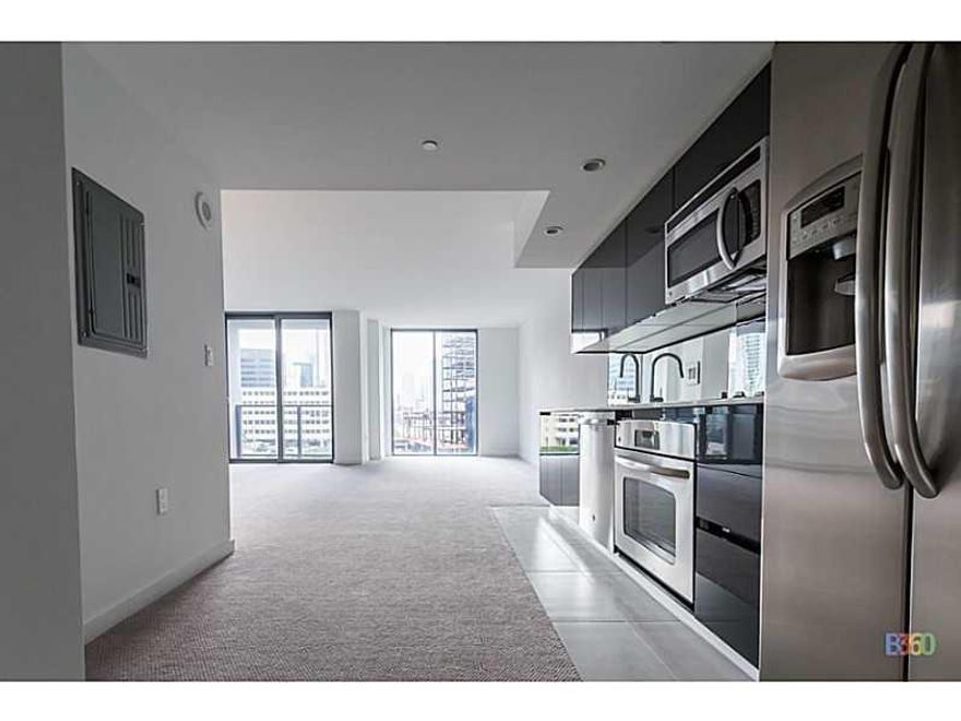 Beautiful studio apartment located in the heart of Brickell across from City center. Enjoy the spectacular views of Brickell financial district, walking distance to Zuma, Icon, shopping center, and great restaurants! Washer and dryer in the unit, brand ne w appliances. Don't miss this great opportunity contact Fernanda for further information and to schedule a showing.