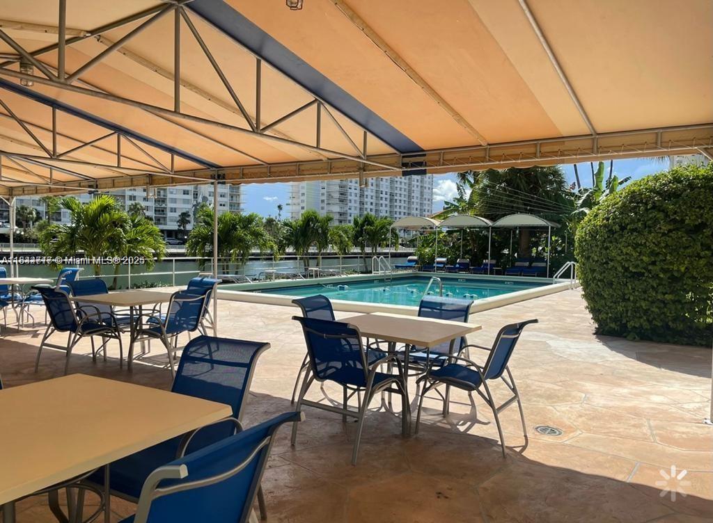 220 Kings Point Dr 105