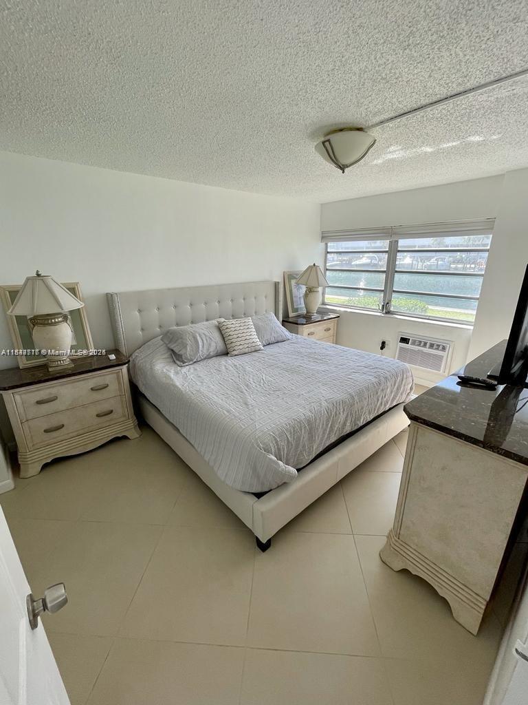 220 Kings Point Dr 105