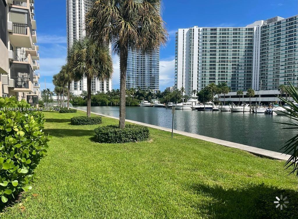220 Kings Point Dr 105