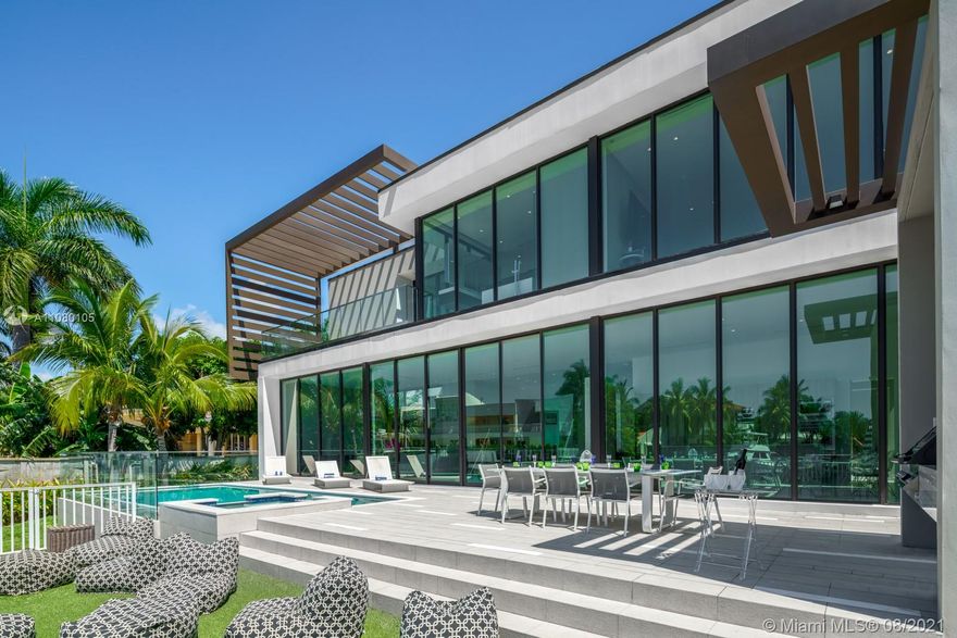 Exquisite semi-gated eastern shores estate with yacht dockage, 80' of deep water frontage and unsurpassed wide water views! Built in 2020, this is one of the most gorgeous properties in the area. Impeccable modern interior design, features include roof top terrace, marble floors, fully equipped chef's kitchen, summer kitchen. 6 bedrooms and 6 bathrooms.