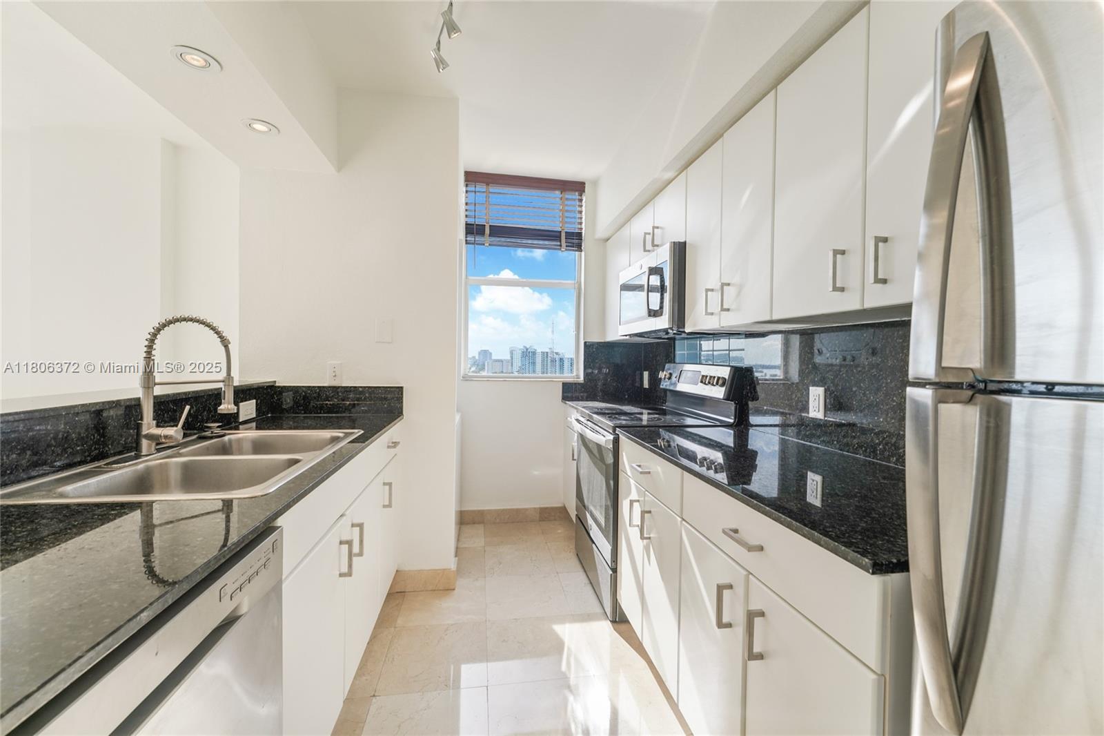 1625 Kennedy Causeway PH106