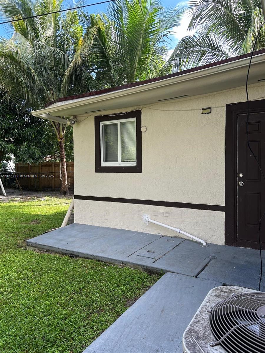 completely renovated, comfortable efficiency with kitchen, washer and dryer and a bathroom, excellent for a couple or single person, very close to the main road which gives you very good access to the unit, school and supermarket 2 minutes away. 1 parking and guess; Water and electricity included in rent.
