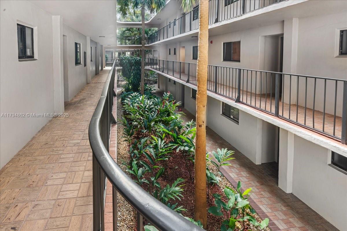 HORIZONS WEST CONDO #3 - Residential