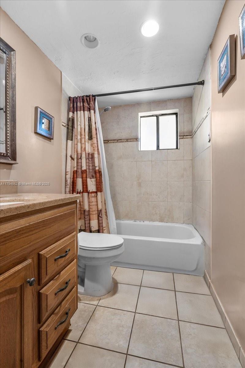 HORIZONS WEST CONDO #3 - Residential