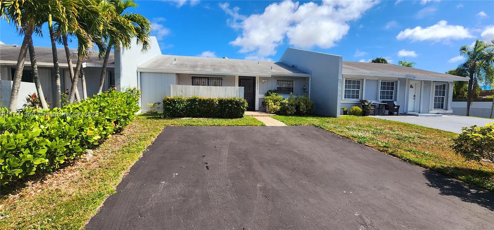 Spacious 2-Bed, 2-Bath Home for Rent in Cutler Bay!
Welcome to 10353 SW 209 Lane, a home featuring an open-concept living area, bright bedrooms with plenty of closet space, and a private backyard for your enjoyment. This rental also includes central A/C, a washer and dryer, and is conveniently located near parks, shopping, and schools. Easy access to US-1 highway and Florida's Turnpike.
Act fast—schedule your showing today!