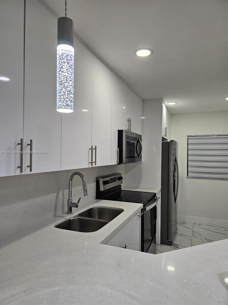 Beautifully remodeled townhouse featuring 3 bedrooms, 2.5 bathrooms, a one-car garage plus outside parking for two additional vehicles, a spacious patio, and a prime central location in Hialeah—close to everything you need.