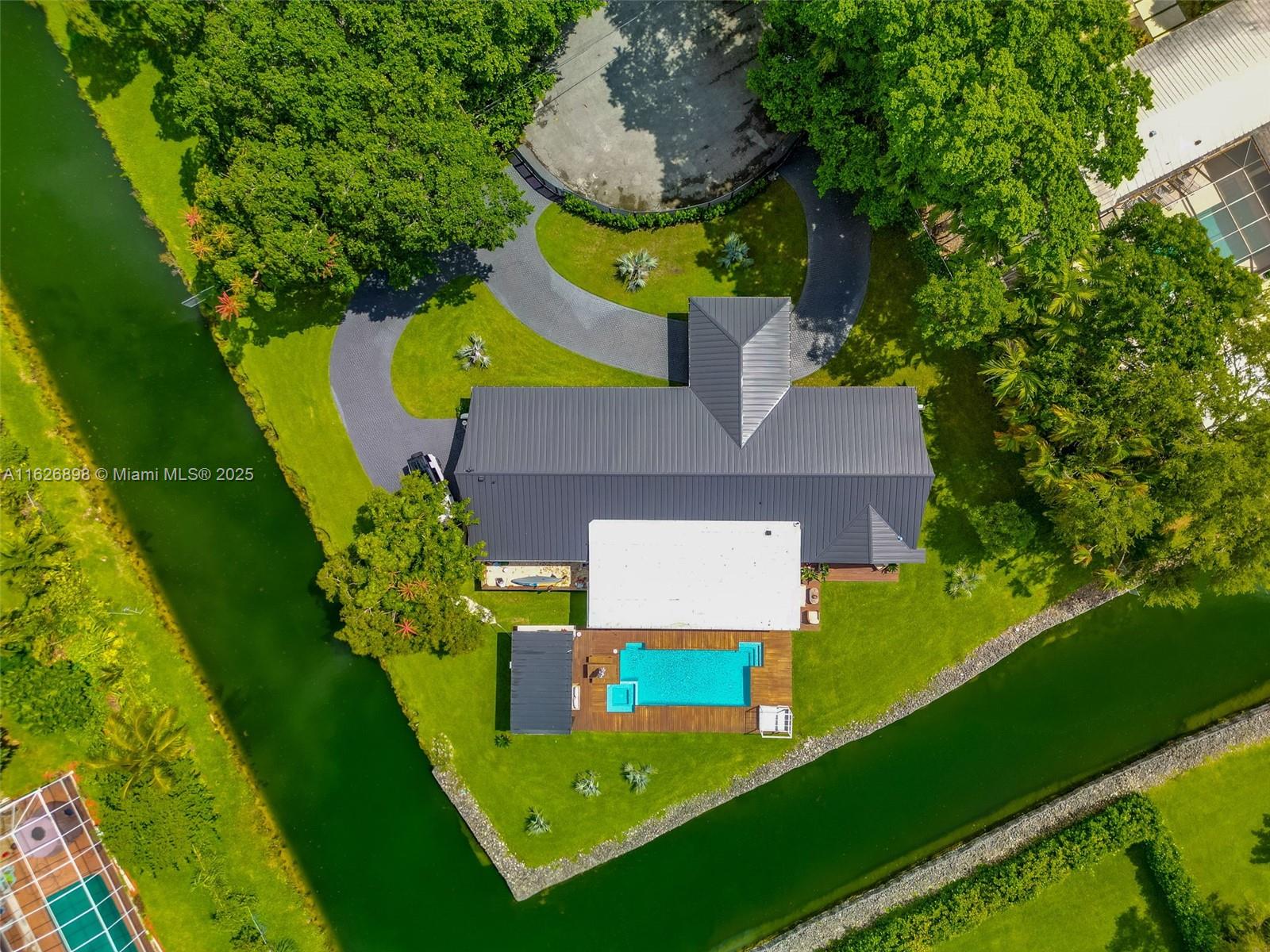 Discover luxury in this newly renovated 4 bed, 4.5-bath waterfront home in the prestigious Pinecrest neighborhood, minutes from top-rated schools. The open floor plan seamlessly connects the dining room, kitchen, and living room, perfect for entertaining. 3 of the bedrooms come equipped with en suite bathrooms. Nestled at the end of a cul-de-sac, enjoy a serene backyard oasis with a pool and canal views on two sides. 3500 sqft under air
Every detail has been meticulously renovated, from pristine floors to high-end fixtures. The property features a porte-cochère and a circular driveway, ensuring ample parking and an impressive entrance.