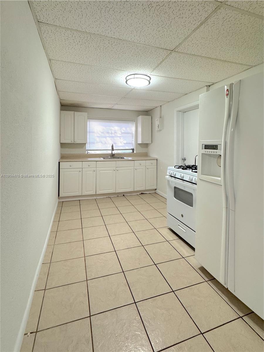 HOLLYWOOD LITTLE RANCHES - Residential Lease