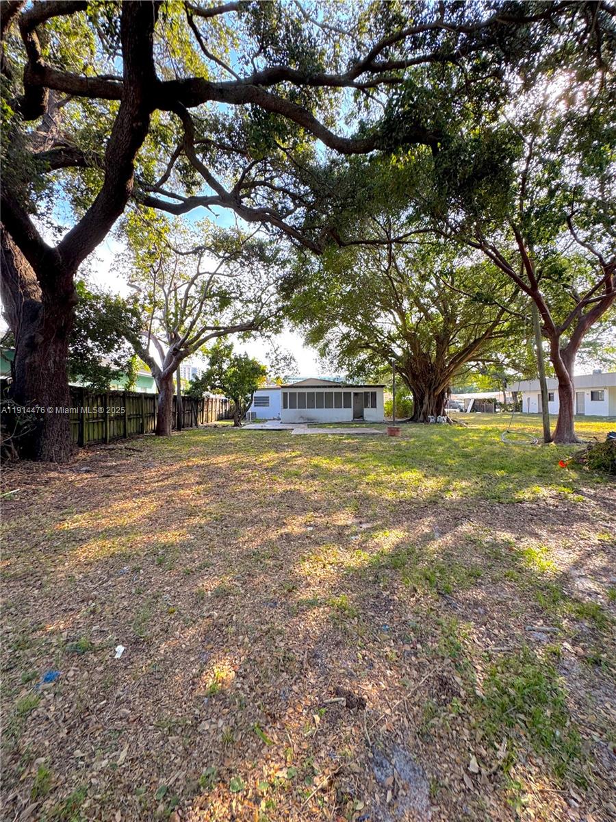 HOLLYWOOD LITTLE RANCHES - Residential Lease