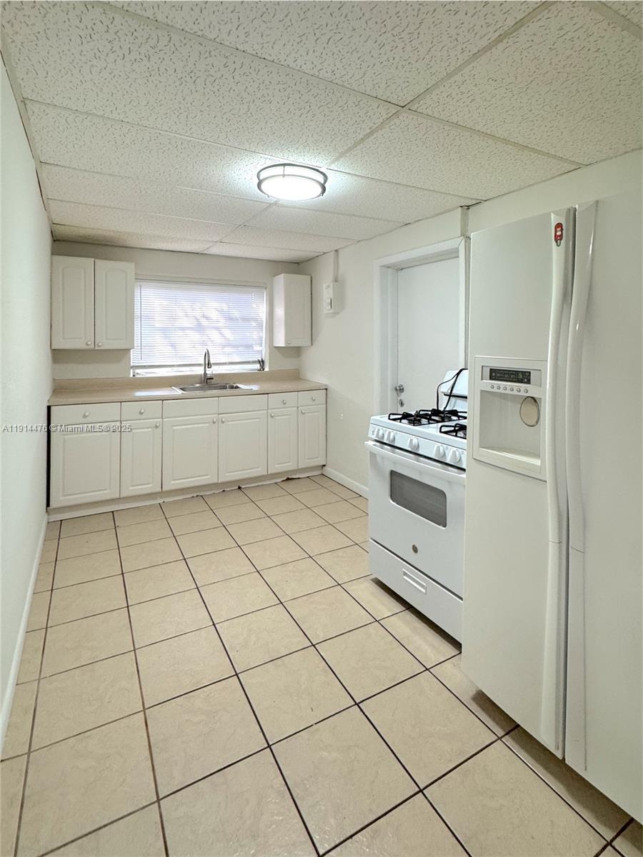 HOLLYWOOD LITTLE RANCHES - Residential Lease