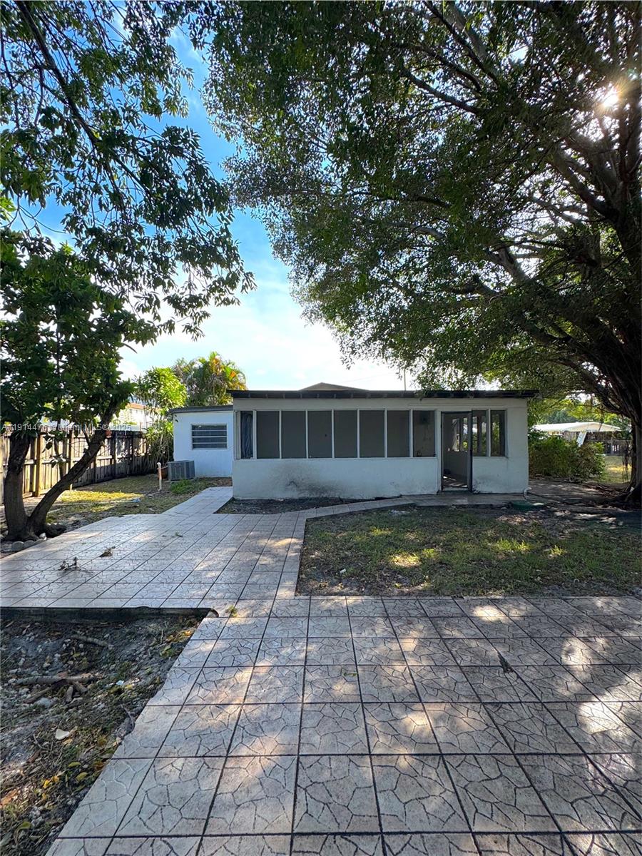 HOLLYWOOD LITTLE RANCHES - Residential Lease