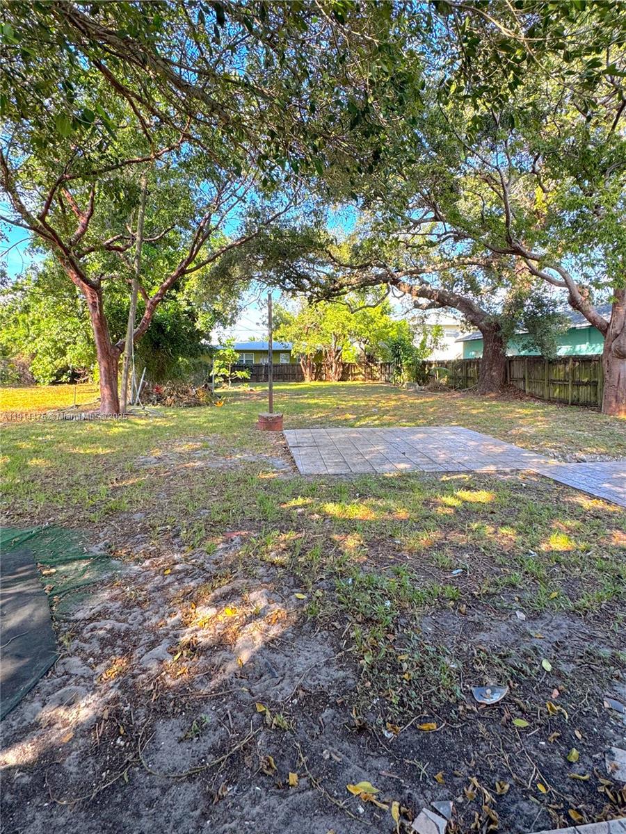 HOLLYWOOD LITTLE RANCHES - Residential Lease