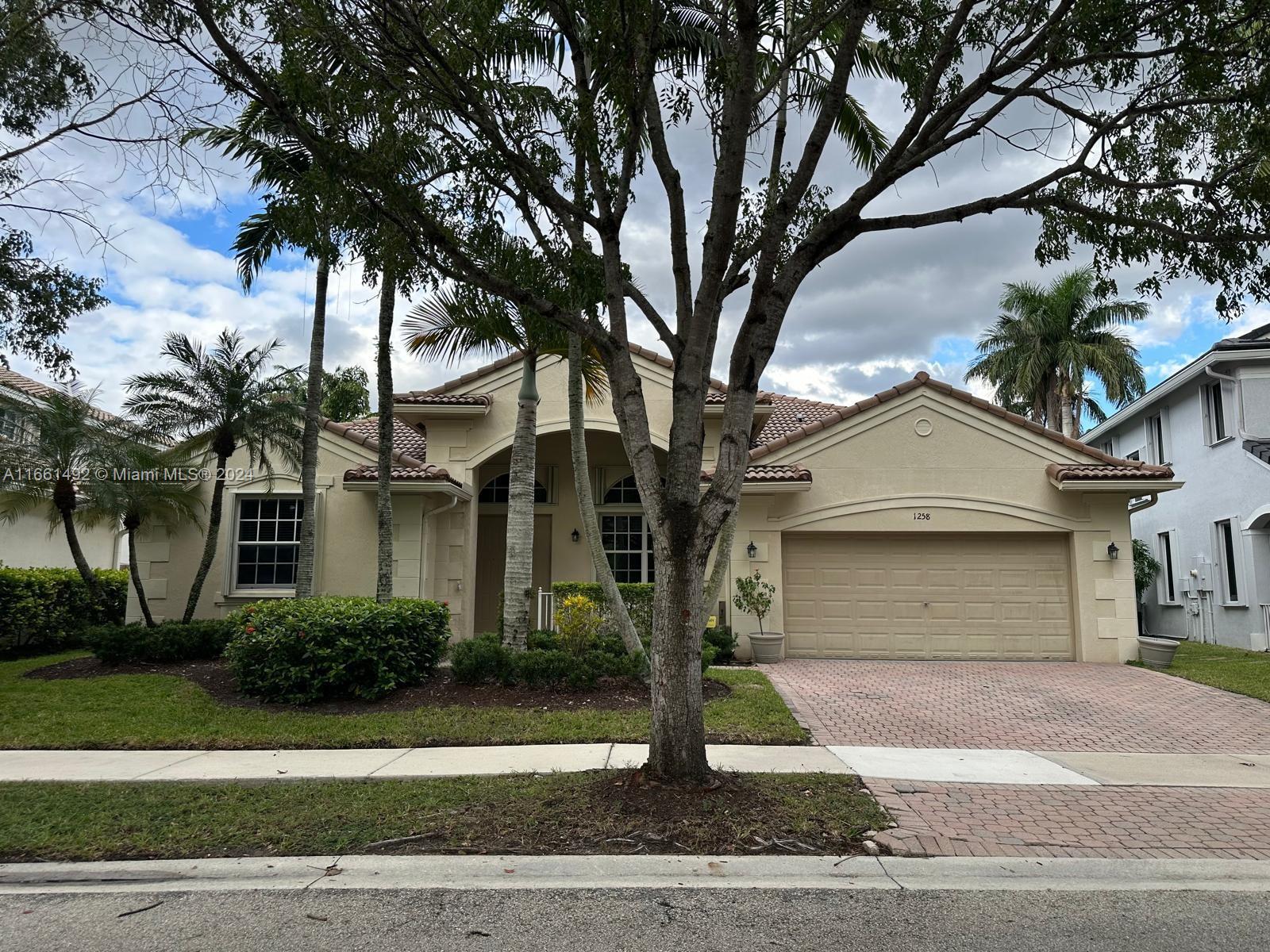 1258 Crossbill Ct 1258, Weston, Broward County, Florida - 4 Bedrooms  
3 Bathrooms - 