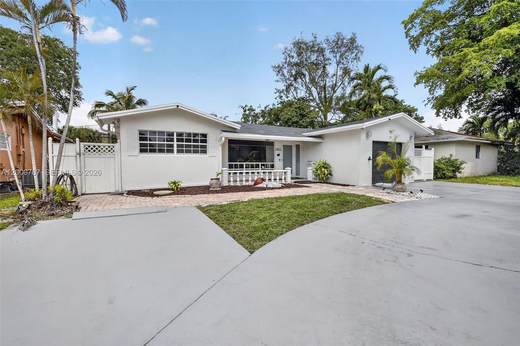 Photo of 4911 SW 29th Ter, Dania Beach, FL 33312 (MLS # A12000767)