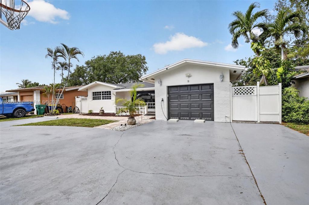 Photo of 4911 SW 29th Ter, Dania Beach, FL 33312 (MLS # A12000767)