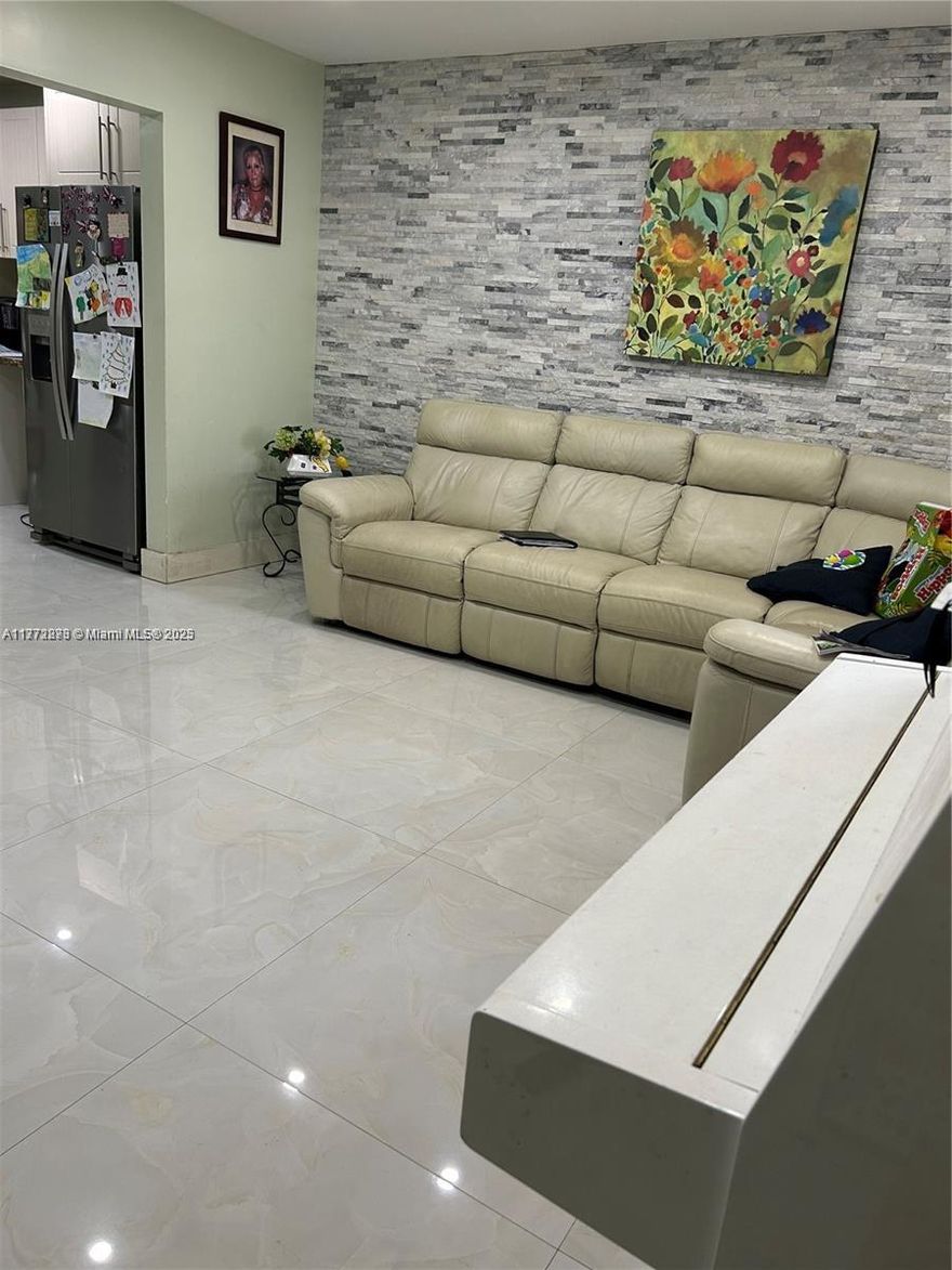 Beautiful property located in Hialeah, with 4 bedrooms and 2 bathrooms, a patio, and close proximity to shops, markets, and avenues. Excellent opportunity for investment or for a large family to live in.
The property has solar panels that cost $40,000 and will be included in the sale.