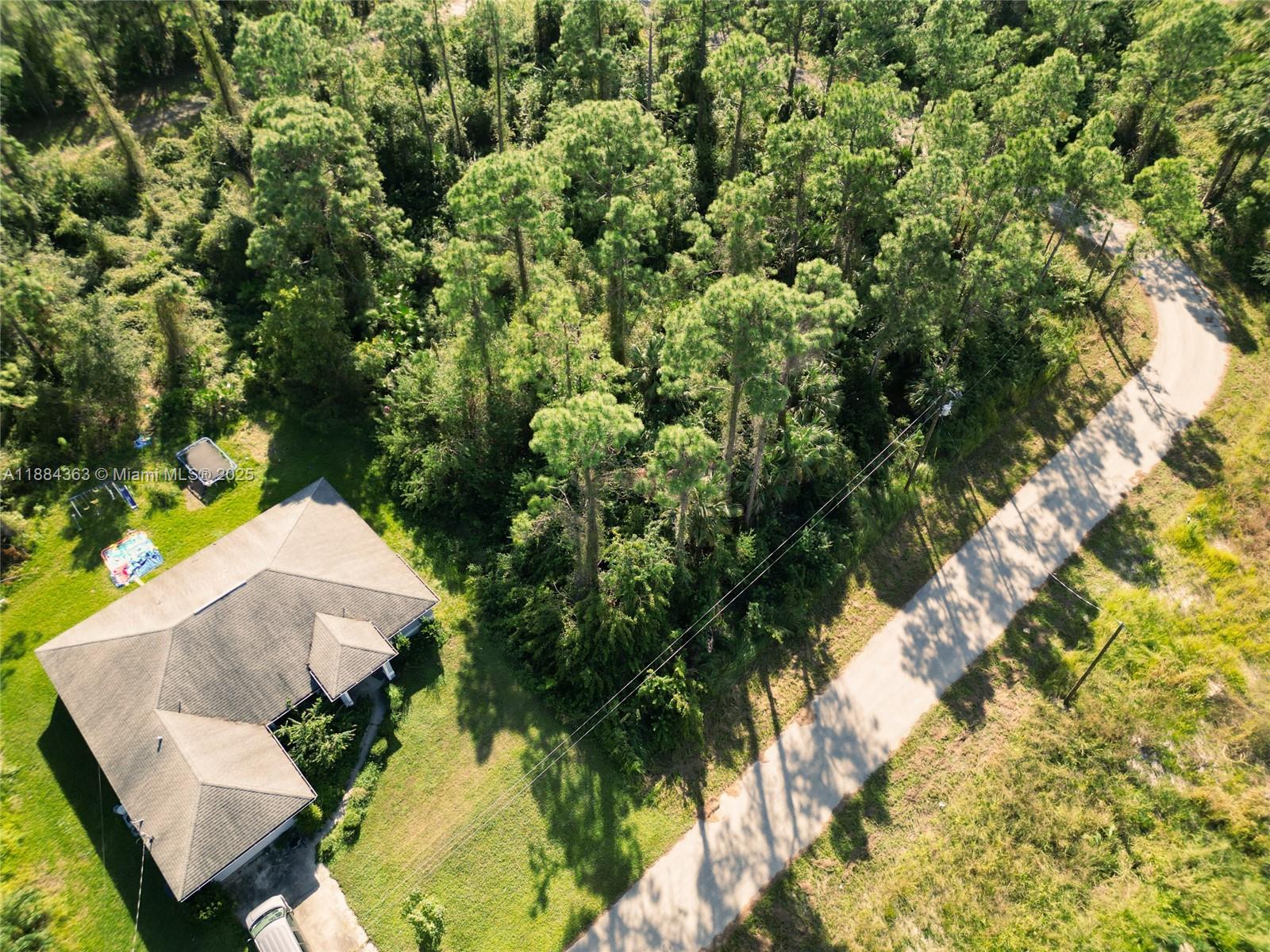 NICE LOT WITH EXCELLENT ROADS, ELECTRIC SERVICE , ETC. CLOSE TO HWY 82 AND LOTS OF CONSTRUCTION IN THE AREA. INTRODUCTION CAN BE MADE TO BUILDER TO BUILD A 3/2 + 2 GAR 1951 SQ FT HOME WITH PORCELAINE FLOORING, HIGH IMPACT WINDOWS, QUARTZ KITCHEN, ETC. FOR 235K APPX.
OWNER FINANCING IS AVAILABLE WIT 5K DOWN AND $500 PER MONTH (EMAIL FOR COMPLETE DETAILS).