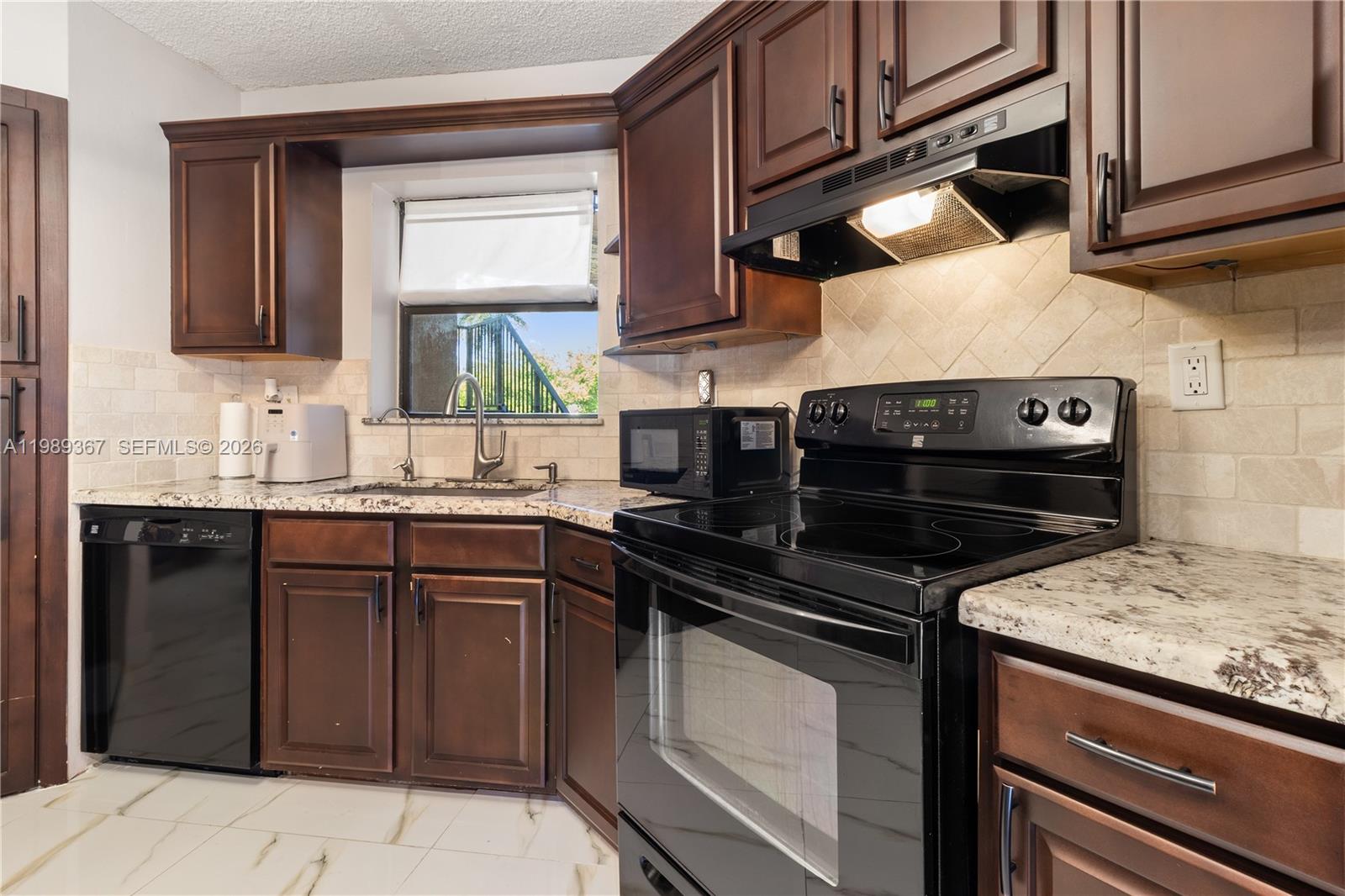 PLANTATION CLUB B CONDO - Residential