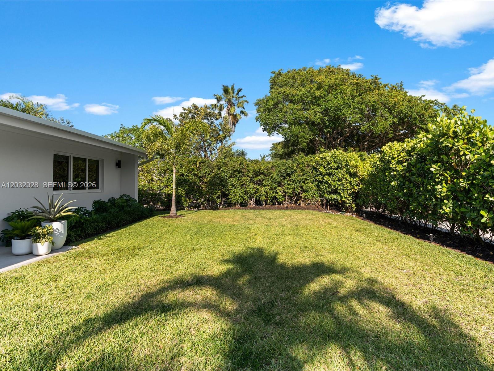 1945 Alamanda Dr