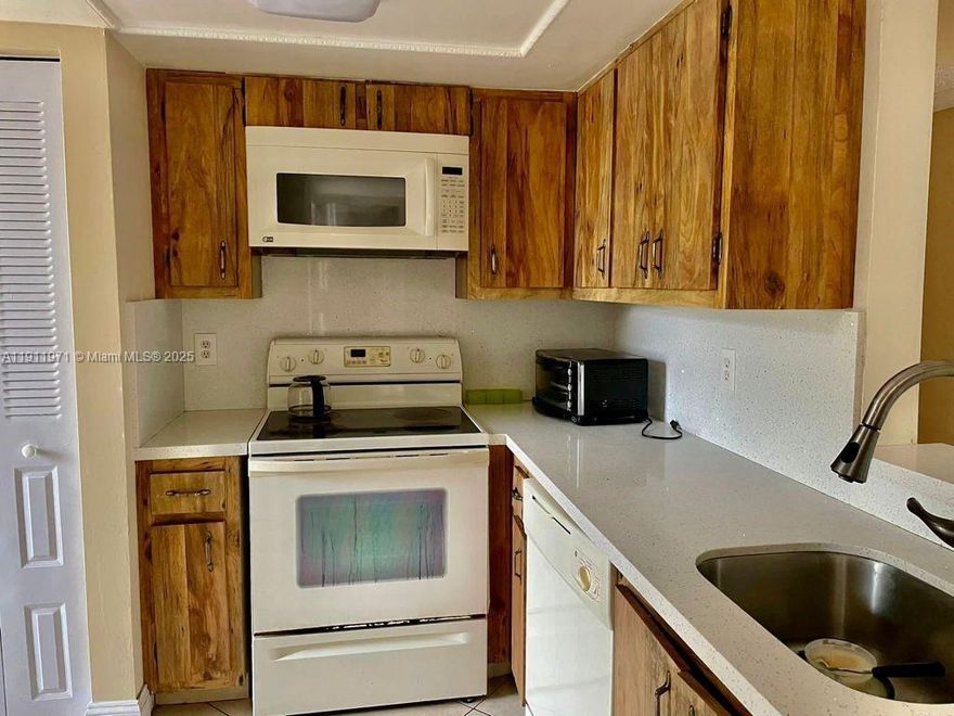 EXCELLENT UNIT FOR RENT 2 BEDROOMS & 2 BATHROOMS PLUS A HUGE DEN.  MASTER BATHROOM HAS BEEN REMODELED, KITCHEN FEATURES NICE UPGRADES, TILE THROUGHOUT.  SHOPPING PLAZA CLOSE DISTANCE.  CLOSE ACCESS TO MAJOR ROADWAYS.