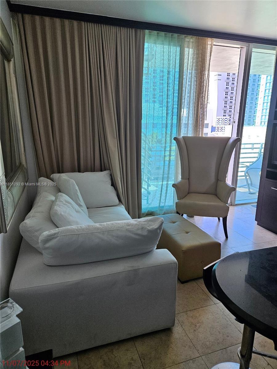 1437 Collins Ave PH18